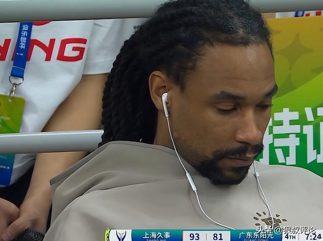 开云入口-萨林杰末节戴耳机玩手机引球迷不满!“保障合同后 直接躺平滑水”