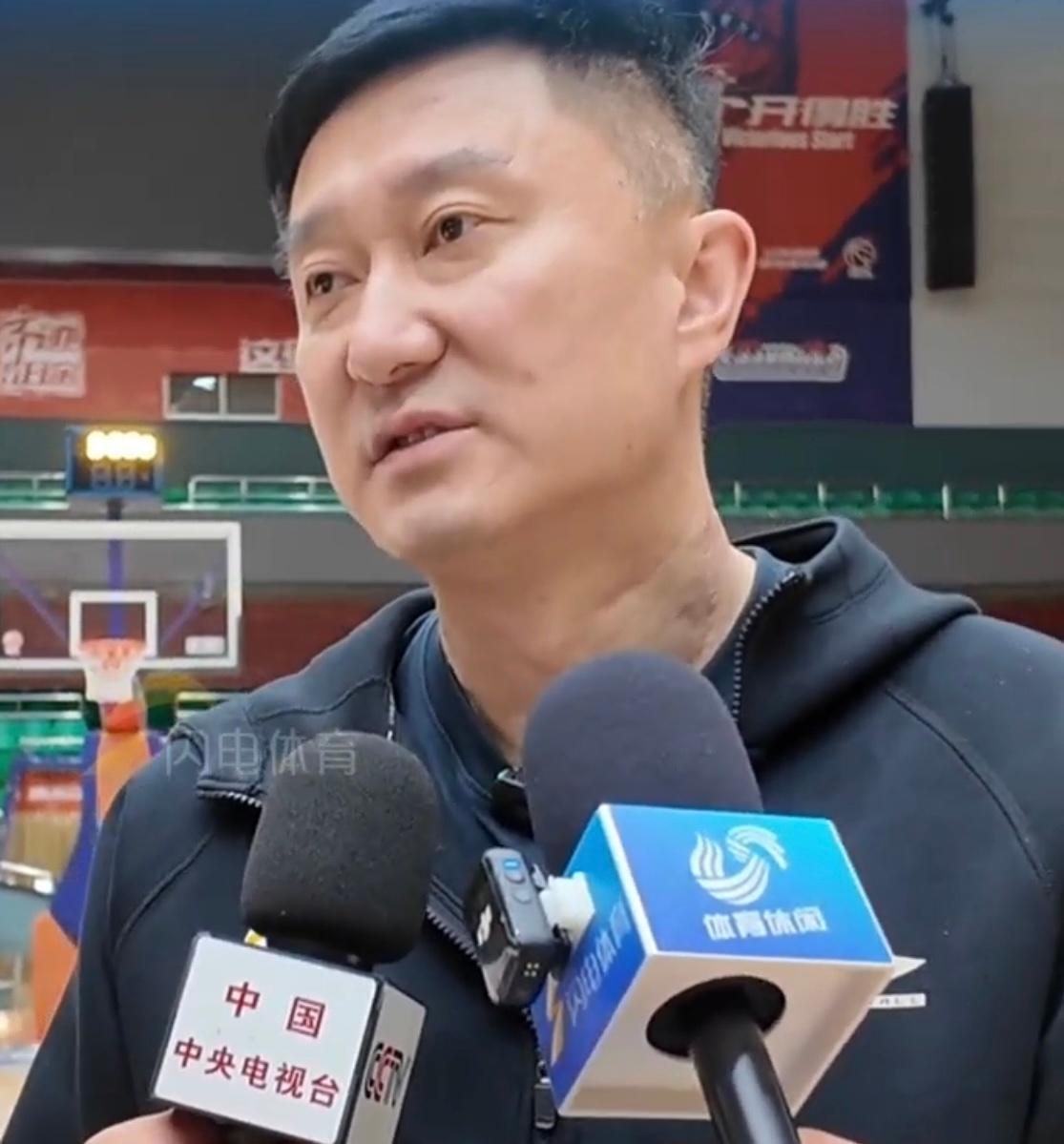 开云入口-备战山东!萨姆纳与萨林杰未随队,杜锋提伤病直指困难!